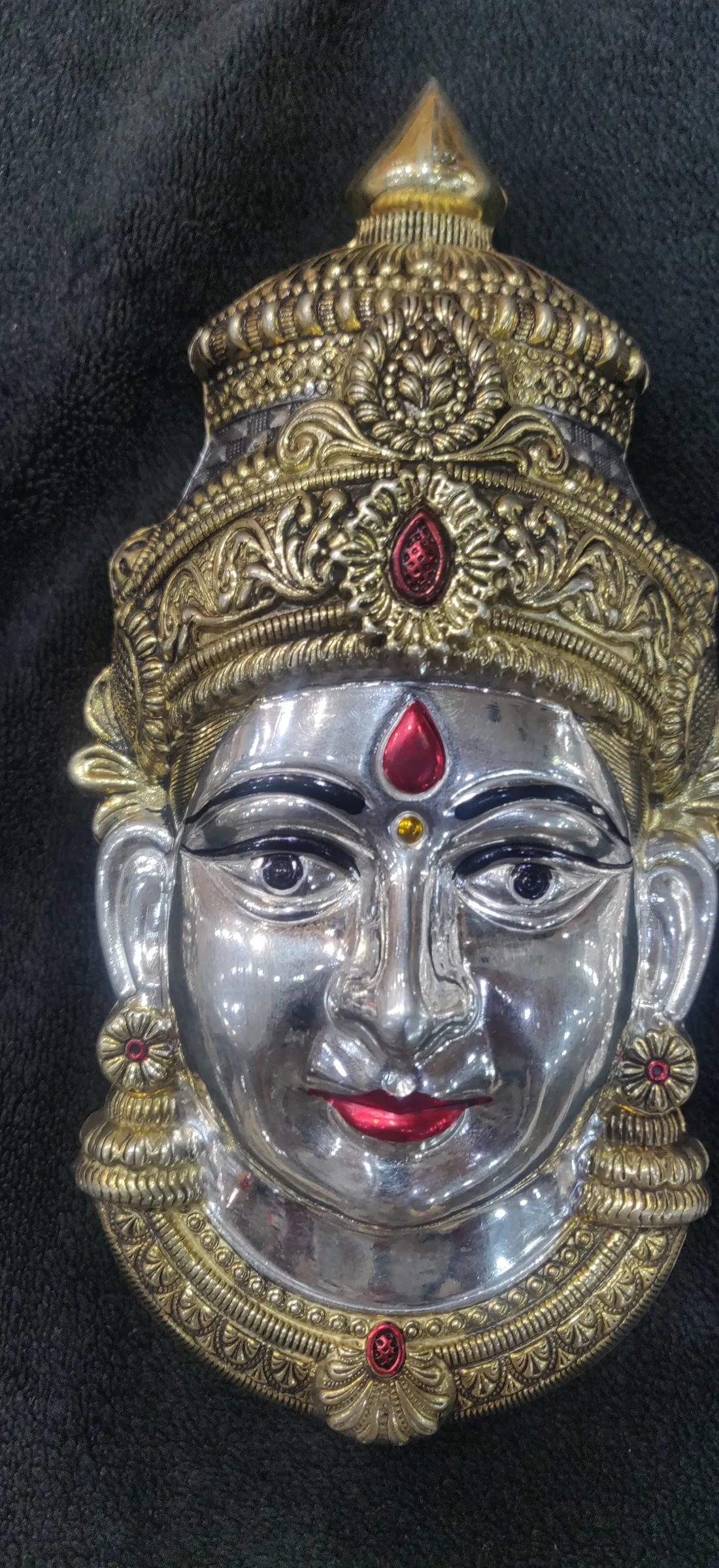 Lakshmi mukhavada, gold crown